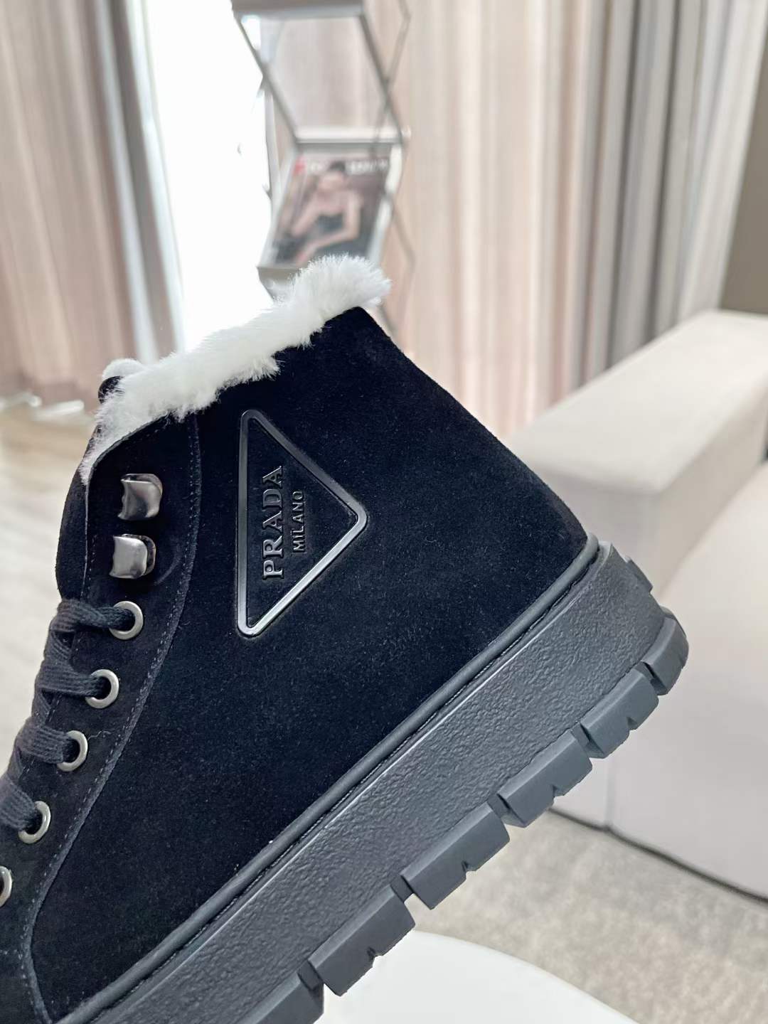 P*RA*DA SNEAKER