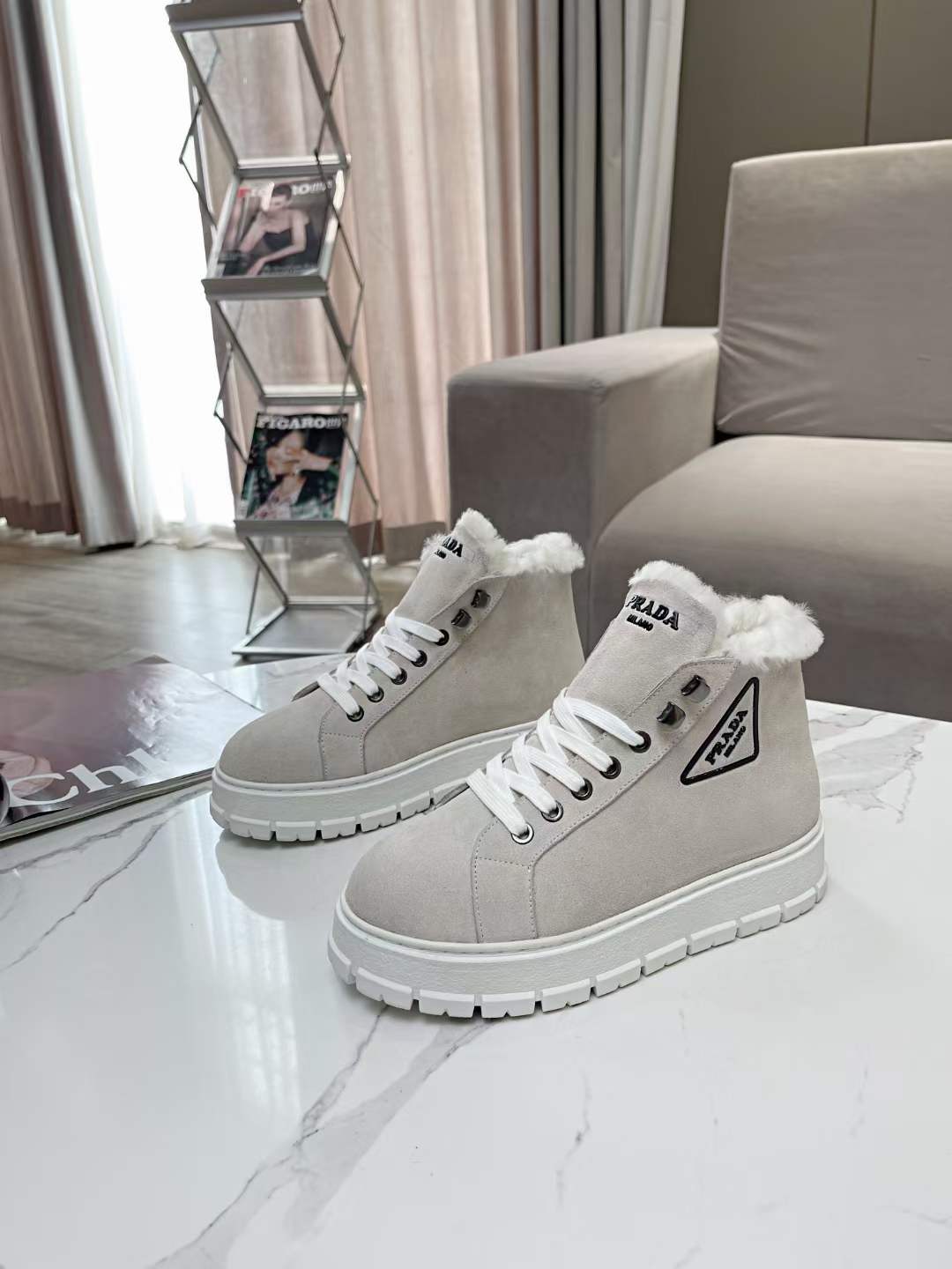 P*RA*DA SNEAKER