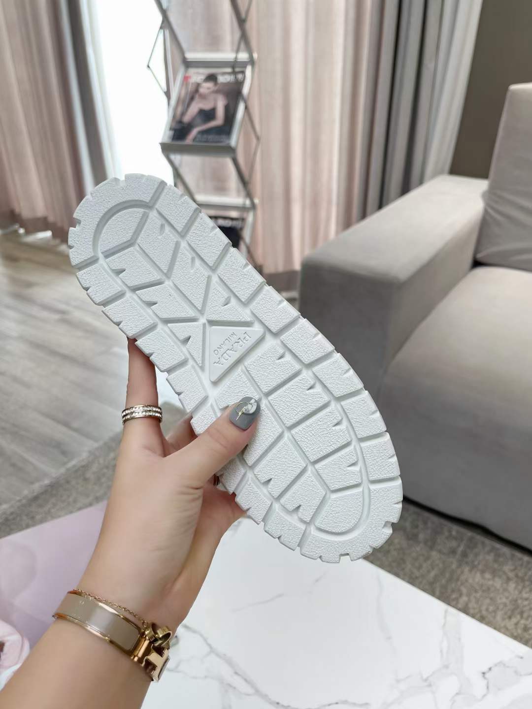 P*RA*DA SNEAKER