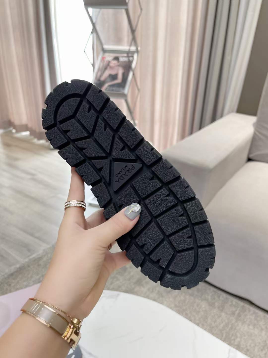 P*RA*DA SNEAKER